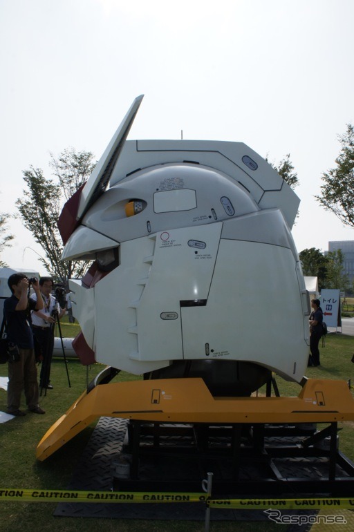 実物大ガンダムのパーツを展示する「お台場ガンダムプロジェクト2011」（C）創通・サンライズ