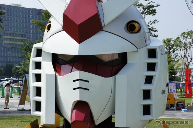 実物大ガンダムのパーツを展示する「お台場ガンダムプロジェクト2011」（C）創通・サンライズ