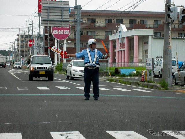 多賀城市内には、7月下旬においても信号機が復旧していない交差点が残る。交通整理を行っているのは神奈川県からの応援部隊。被災地では、普段はあまり近寄りたくない警察車両が心強く感じる