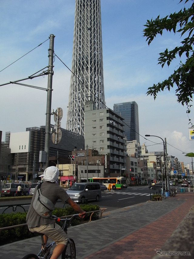 東京スカイツリーに接近。浅草通りは意外と空いていた。