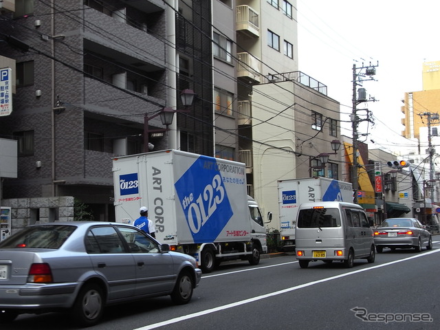 引越し作業で忙しいトラックたちも多く見かけた。