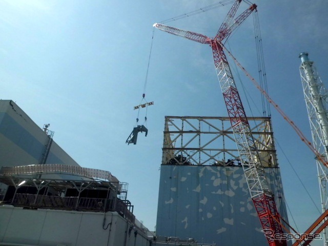 福島第一原子力発電所1号機原子炉建屋カバー鉄骨建方の作業状況(8月10日撮影)