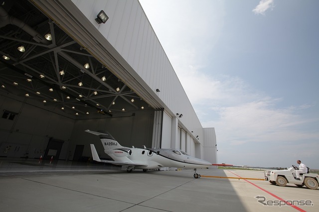 シルバーの機体は2010年12月に初飛行した型式認定初号機(F1)