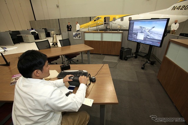 通常航空機のペイントは3ft(約1m)の距離からチェックされるのに対してクルマは1cmのクオリティを要求される。ビジネスジェットの場合特注でしか用いられないクリアコートを全機に用いる等、ホンダジェットは量産車の塗装クオリティで仕上げられるのも大きな特徴。