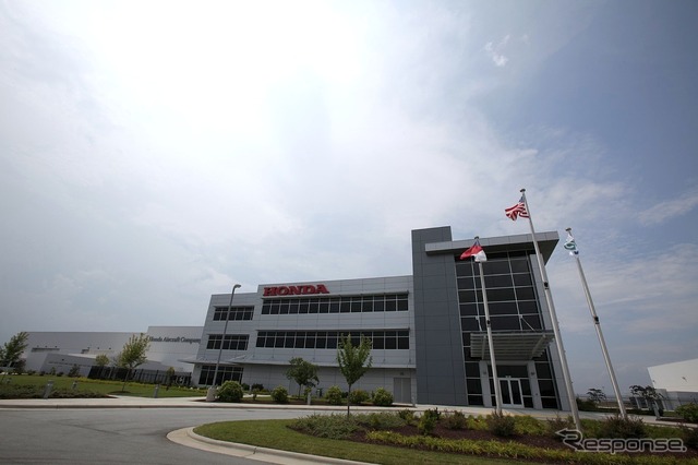 ホンダ・エアクラフト本社正面。設計と管理棟が入る本社ビルとR&Dセンター(写真左側)