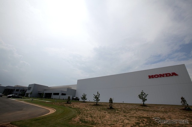 2011年に完成したホンダジェット量産工場(右側白い建物)