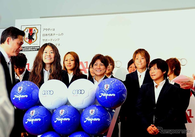 なでしこジャパン、東京都渋谷区神宮前のアウディフォーラム東京でのアウディA1贈呈式に参加。