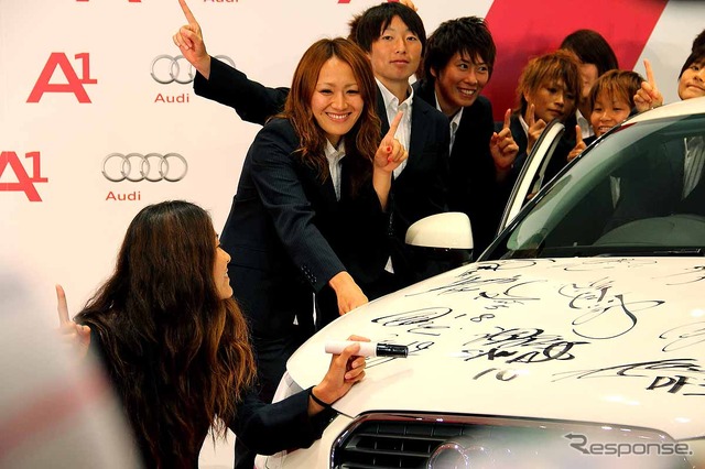 なでしこジャパン、東京都渋谷区神宮前のアウディフォーラム東京でのアウディA1贈呈式に参加。　