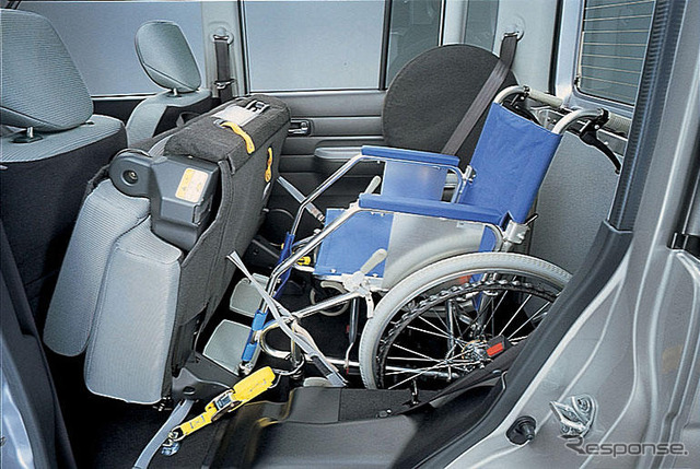 ホンダ『ザッツ』に車いす仕様を追加