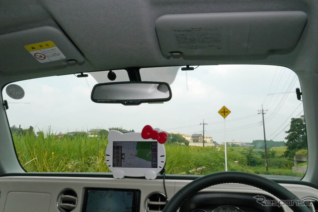 ミラココアに取り付けた状態。フロントウィンドウの小さい軽自動車ではかなり大きく感じる