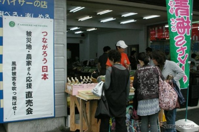 カーセブンが開催する野菜直売会のようす