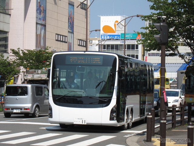 慶應義塾大学の電動フルフラットバス