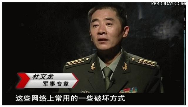 軍関係者と見られる人物がインタビューに答える様子