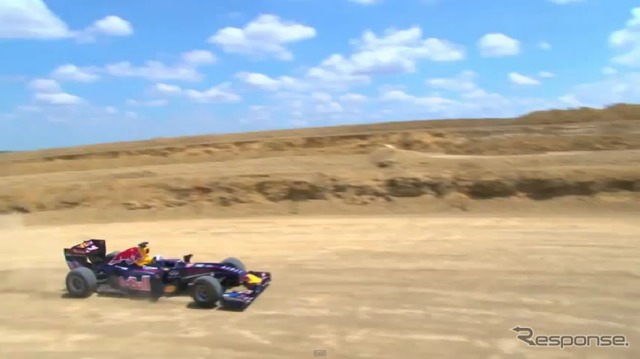 2012年開催に向けて建設が進むF1米国GPの荒野を行くレッドブルF1(動画キャプチャー)