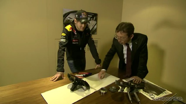セバスチャン・ベッテル選手と日産自動車の中村史郎氏が何やら打ち合わせ中(動画キャプチャー)