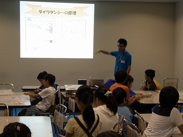 住友スリーエム 第16回 3M 夏休み子ども科学実験館のようす