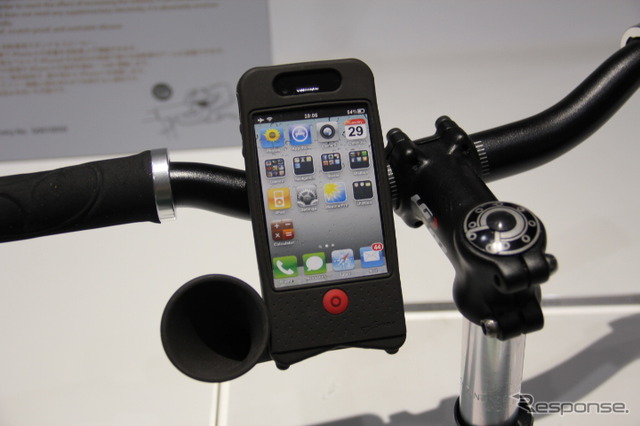 iPhone4を自転車に取り付けるスタンドと音量を増幅させるスピーカーが一体化した「Horn Bike」（2980円）