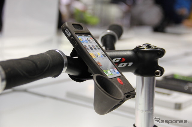 iPhone4を自転車に取り付けるスタンドと音量を増幅させるスピーカーが一体化した「Horn Bike」（2980円）