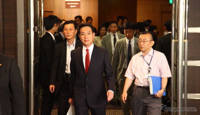 民主党両院議員総会の会場入りする代表選候補者(29日・都内)