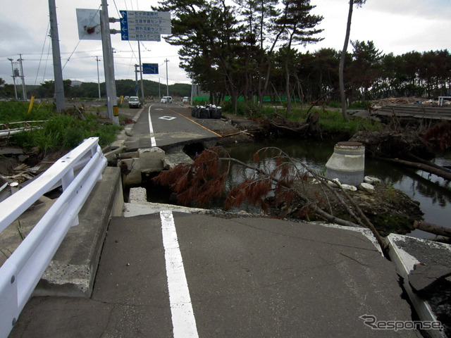県道58号線。七ヶ浜町菖蒲田浜付近(7月下旬)