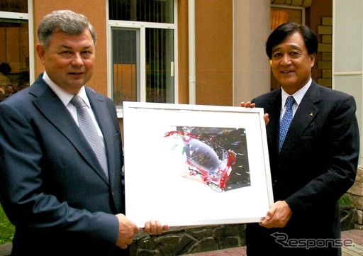 カルーガ州のアルタモノフ知事(左)と三菱自動車の益子修社長(右)