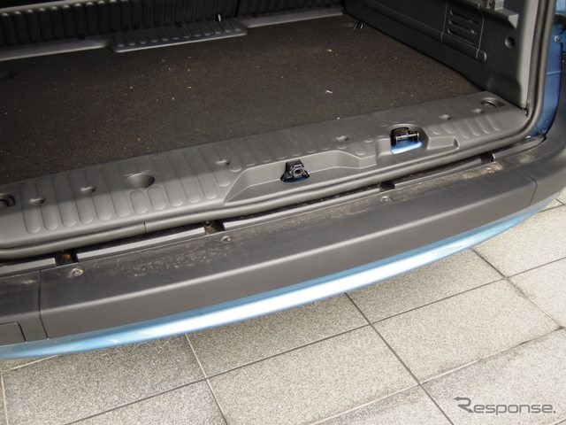 荷室のフロアはマイナーチェンジ前の565mmから545mmへと低まった