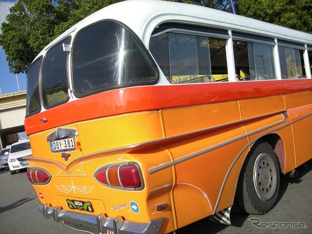 1959年型シボレー風テールをもつバス