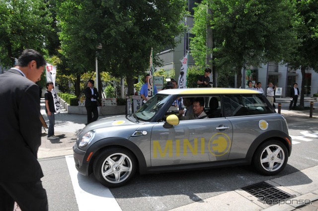 MINI E 実証実験の第2期がスタート。31日、大阪で一般ユーザーへの引き渡し式が行われた。