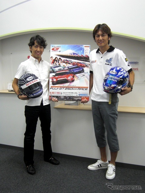 柳田選手（向かって左）と谷口選手。両選手のサイン入りチラシも入場券と同時にプレゼント
