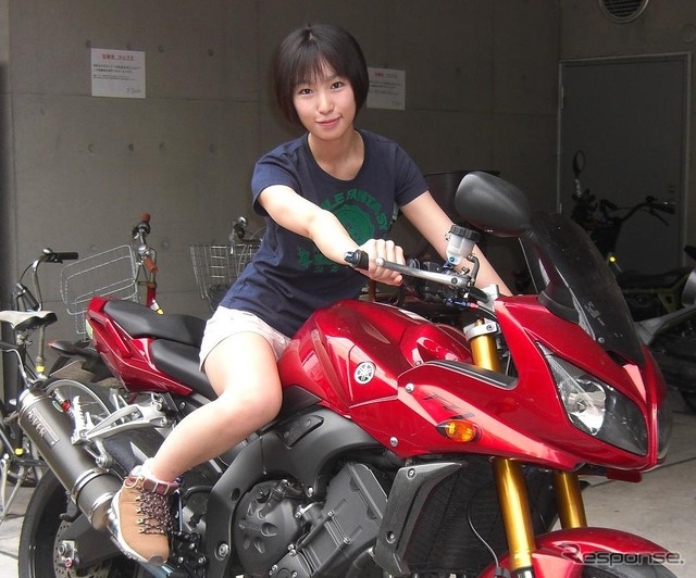 ゲームアイドルの杏野はるなさんのパフォーマンスとゲーム大会も