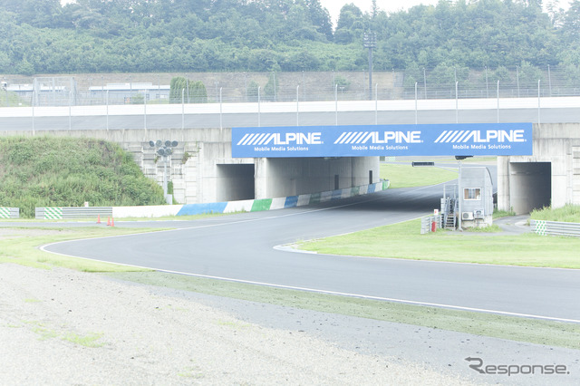 最終コーナー手前の第二立体交差
