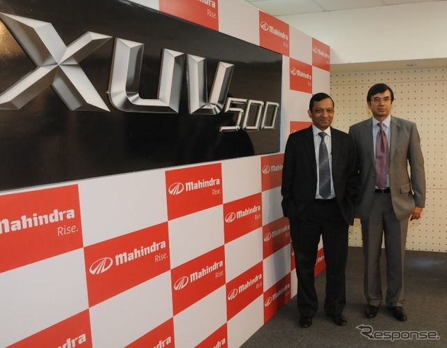 新型SUVの車名をXUV500と発表したマヒンドラ&マヒンドラ社首脳