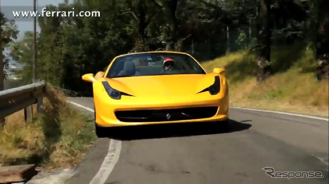フェラーリ458スパイダーに試乗するフェルナンド・アロンソ選手