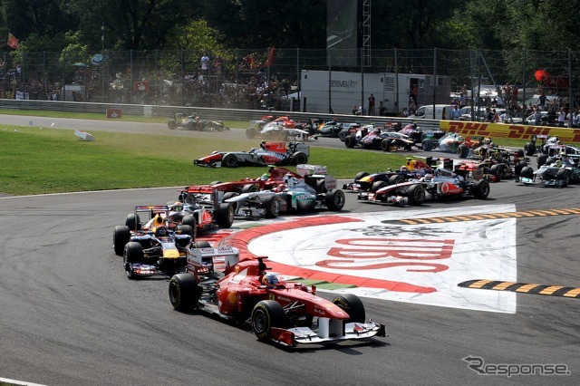 F1イタリアGPスタート直後。先頭はアロンソ、後方で混乱。