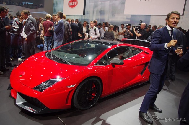 ランボルギーニ代表のステファン・ヴィンケルマン氏。背後の車はガヤルドLP570-4スーパートロフェオ・ストラダーレ