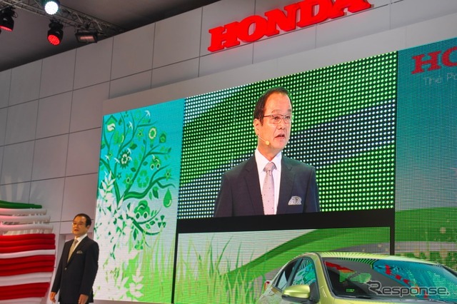 ホンダは伊東社長が新型 シビック を発表