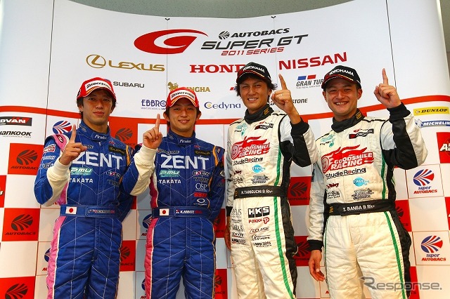 GT500優勝の立川・平手選手(左側)、GT300優勝の谷口・番場選手(右側)