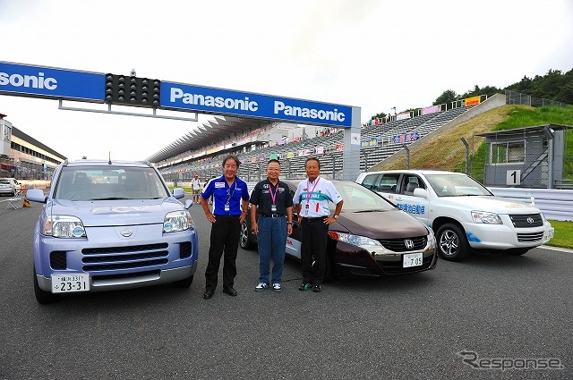 キッズウォーク中に行われた燃料電池車同乗試乗会、左から星野一義氏、高橋国光氏、関谷正徳氏