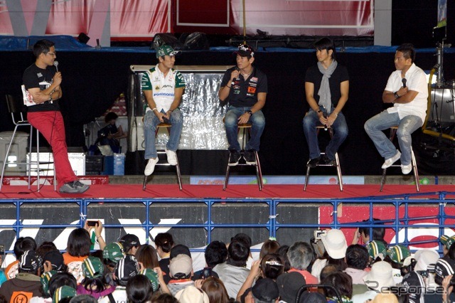 前夜祭、佐藤琢磨＆武藤英紀トークショー。佐藤（向かって左から2番目）、武藤、中野信治、松浦孝亮。