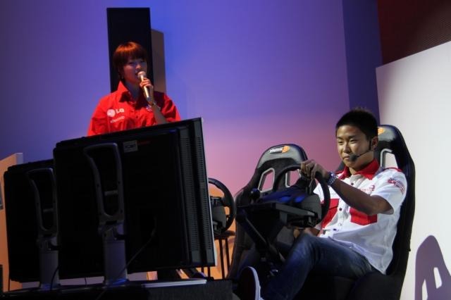 【TGS 2011】伝説のF1ドライバー、鈴木亜久里も登場・・・『F1 2011』ステージ 　