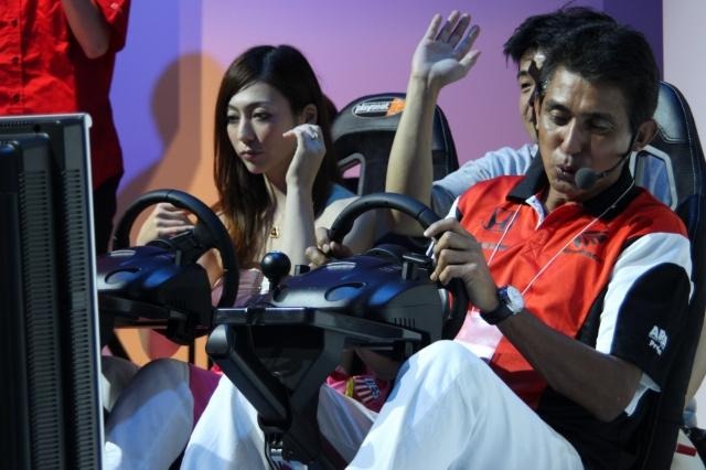 【TGS 2011】伝説のF1ドライバー、鈴木亜久里も登場・・・『F1 2011』ステージ