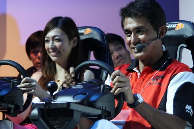 【TGS 2011】伝説のF1ドライバー、鈴木亜久里も登場・・・『F1 2011』ステージ 　