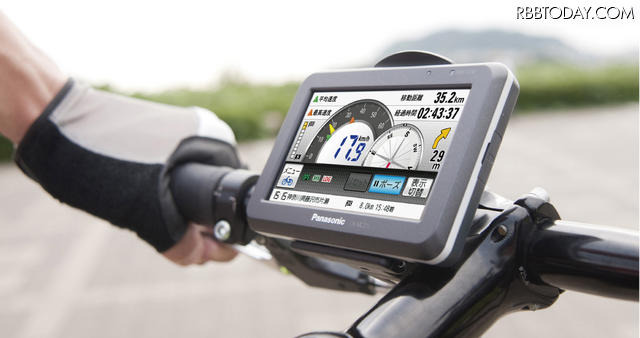 付属のキットを使い自転車のハンドルに取り付けたイメージ