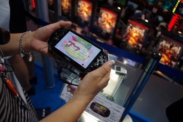 【TGS 2011】予想以上に小さい!?PSVitaのパッケージやアクセサリーをフォトレポート
