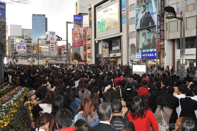 駅が閉鎖され、地上で途方にくれる人々(3月11日・東京新宿駅)