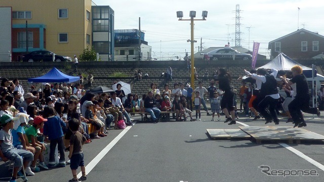 自動車教習所でチャリティ…チアリーディングや大道芸を披露 9月25日