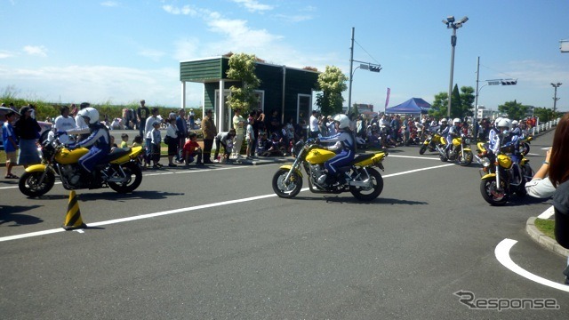 自動車教習所でチャリティ…チアリーディングや大道芸を披露 9月25日