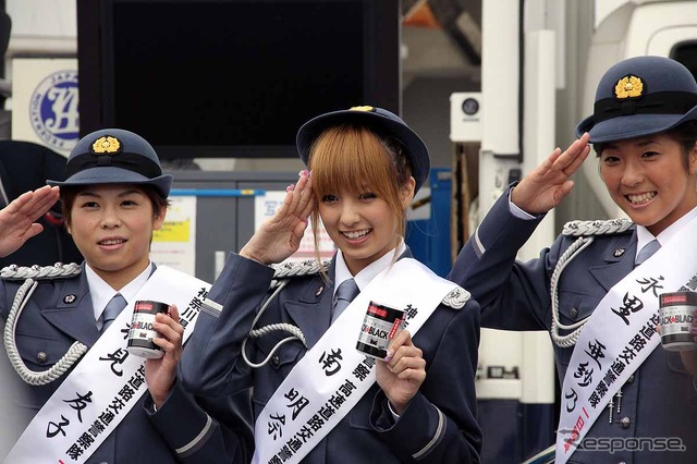 秋の全国交通安全運動のPRイベントに制服姿で登場した福見友子・南明奈・永里亜紗乃。東名道・海老名SA(20日)