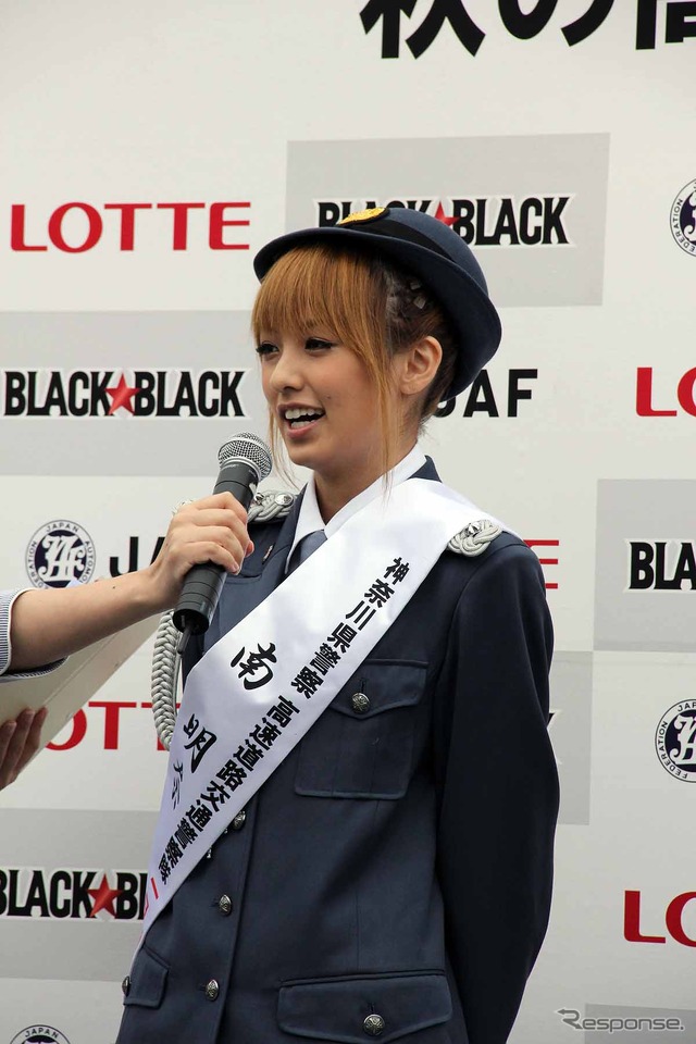 秋の全国交通安全運動のPRイベントに制服姿で登場した福見友子・南明奈・永里亜紗乃。東名道・海老名SA(20日)