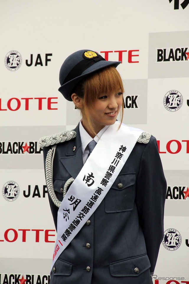 秋の全国交通安全運動のPRイベントに制服姿で登場した福見友子・南明奈・永里亜紗乃。東名道・海老名SA(20日)
